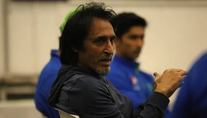 Ramiz Raja interacts with the Pakistan team in Melbourne — Courtesy PCB