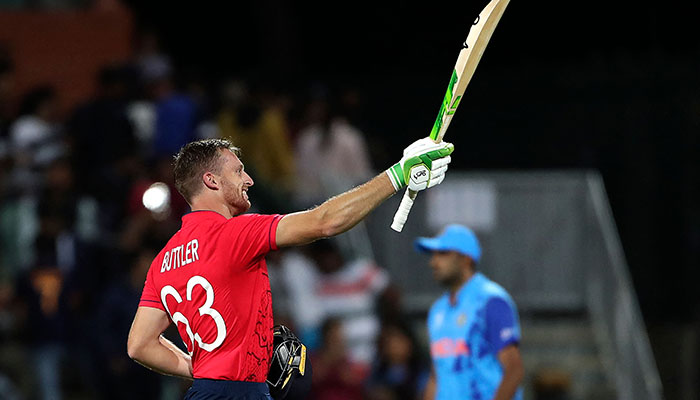 İngiltere'nin kaptanı Jos Buttler, 10 Kasım 2022'de Adelaide'de The Adelaide Oval'de İngiltere ile Hindistan arasında ICC erkekler Twenty20 Dünya Kupası 2022 yarı final kriket karşılaşmasının ardından galibiyetini kutluyor.  — AFP