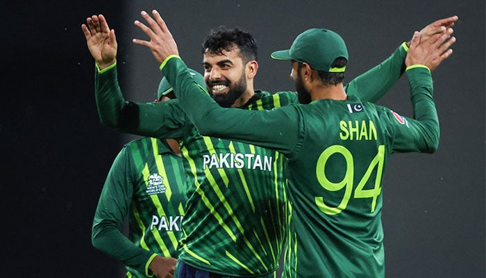 Pakistanlı Shadab Khan (ortada), 3 Kasım 2022'de Sydney Cricket Ground'da (SCG) Pakistan ile Güney Afrika arasında oynanan 2022 ICC Twenty20 Dünya Kupası kriket turnuvası maçında Güney Afrikalı Aiden Markram'ı oyundan çıkardıktan sonra takım arkadaşlarıyla tepki gösteriyor. — AFP