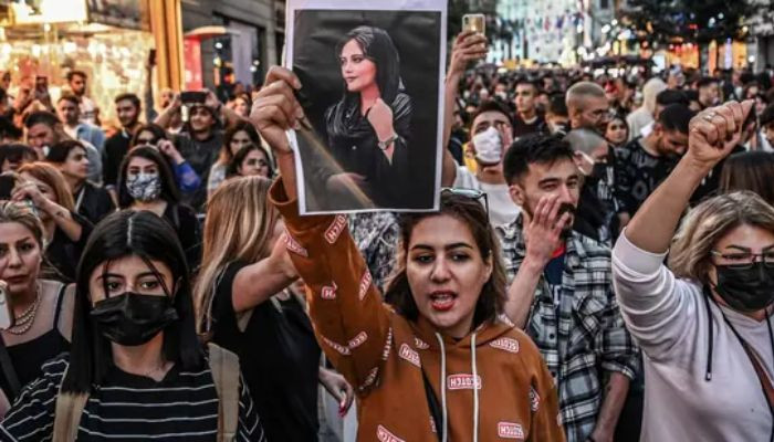 Öfkeli İranlılar ‘Kanlı Cuma’ katliamını protesto etti