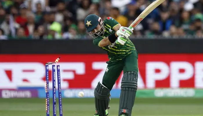 Pakistanlı açıcı Mohammad Rizwan, MCG'de T20 Dünya Kupası 2022 finalinde bovling aldı.  - ICC