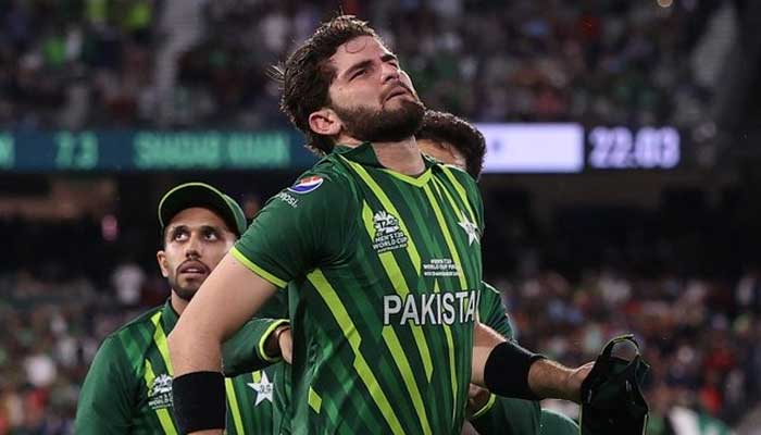 Shaheen Shah Afridi walks off the field due to knee discomfort. Photo: Twitter/@rajaamir000