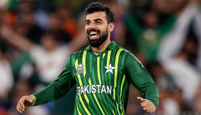 Pakistanlılar Shadab Khan, 23 Ekim 2022'de Melbourne'deki Melbourne Cricket Ground'da (MCG) Hindistan ve Pakistan arasında ICC erkekler Twenty20 Dünya Kupası 2022 kriket maçı sırasında Indias Axar Patel'in kalesini kutluyor. — AFP