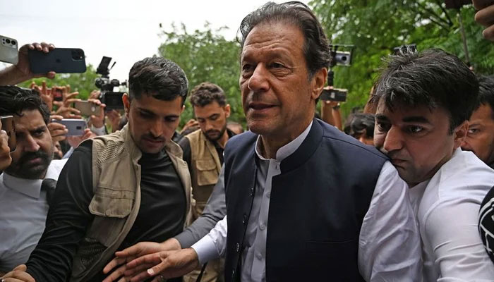 İmran Khan, merkez, 25 Ağustos 2022'de İslamabad'daki terörle mücadele mahkemesi huzuruna çıkarılacak. — AFP