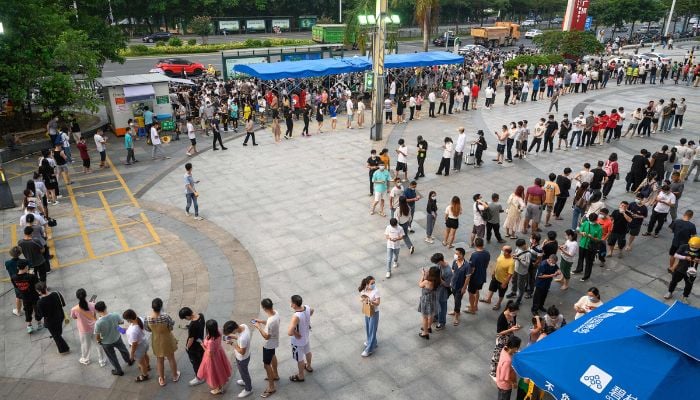 This photo taken on July 31, 2022 shows residents queueing to undergo nucleic acid tests for the Covid-19 coronavirus at a swab collection site in Guangzhou, in China´s southern Guangdong province.— AFP