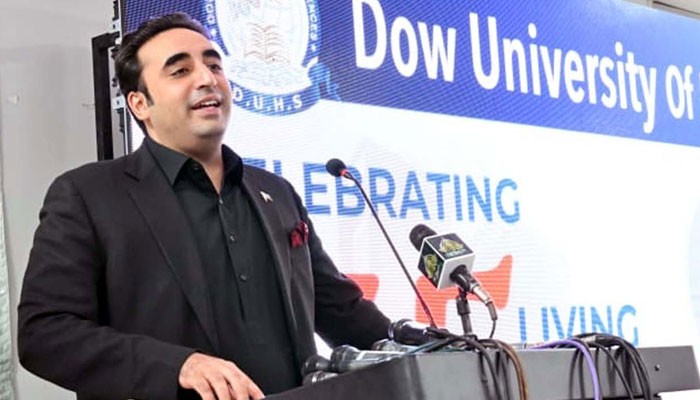 Federal Dışişleri Bakanı Bilawal Butto-Zardari, 15 Kasım 2022 Salı günü Karaçi'de Dow Sağlık Bilimleri Üniversitesi'nde düzenlenen dört yeni OPD Bloğunun açılış töreninde konuşuyor. — PPI/File