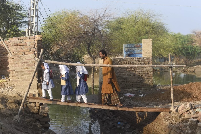 Seller Pakistan'da 27.000 okula zarar verdi.  — AFP
