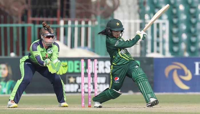 Javeria Khan, 16 Kasım 2022'de Pakistan - İrlanda, 3. bayanlar T20I, Lahore'da yarım asırlık güzel bir skorla bir tarafta kaldı. — PCB'nin izniyle