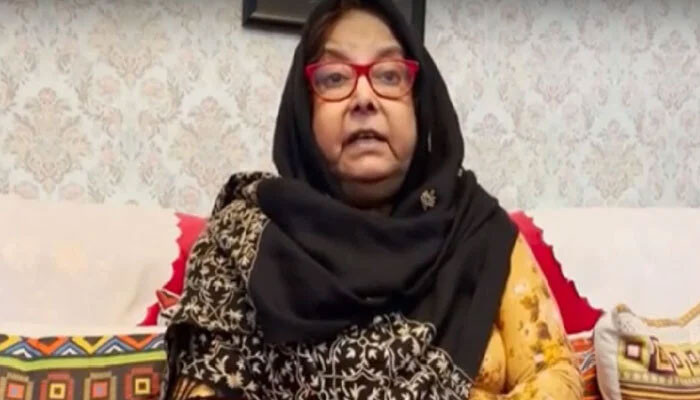 Arshad Sharif’in annesi, öldürülen gazeteciye ölmeden önce yapılan işkenceyle ilgili sorular soruyor