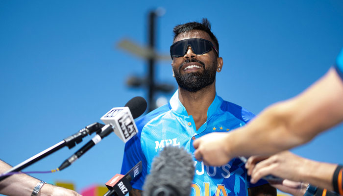 Hindistan kaptanı Hardik Pandya, 16 Kasım 2022'de Wellington'daki Water Front'taki bir stand-up sırasında ilk T20 maçından iki gün sonra basına konuşuyor. — AFP/Dosya