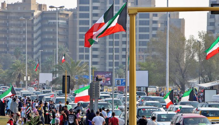 25 Şubat 2018'de Kuveyt Şehri'nde bir sokakta Kuveyt bayrağı dalgalanıyor.— AFP
