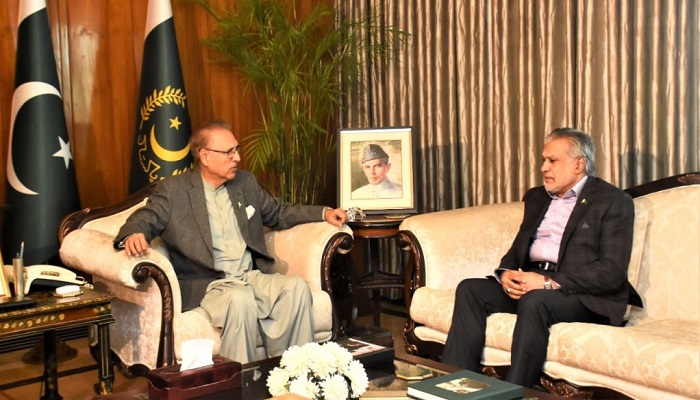 Federal Minister for Finance and Revenue Senator Mohammad Ishaq Dar (right) in a meeting with President Arif Alvi at Aiwan-e-Sadr in Islamabad, on November 18, 2022. — APP
