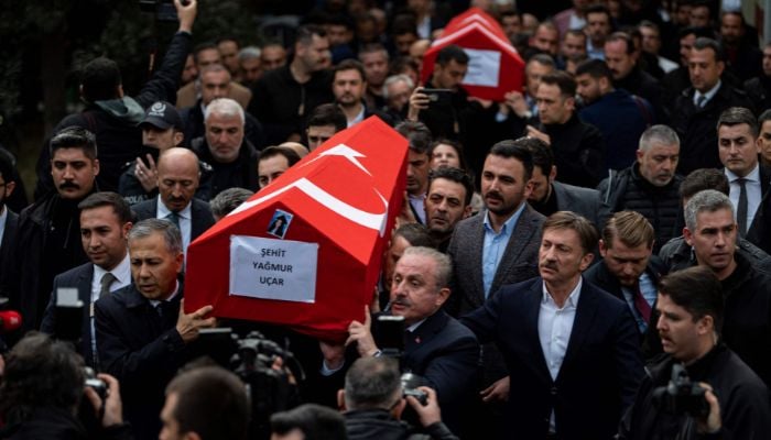 İstanbul'da 14 Kasım 2022'de İstiklal Caddesi'nde meydana gelen patlamanın ardından hayatını kaybedenlerin cenaze törenlerinde Yağmur Uçar ve Arzu Özsoy'un tabutları taşınıyor.— AFP