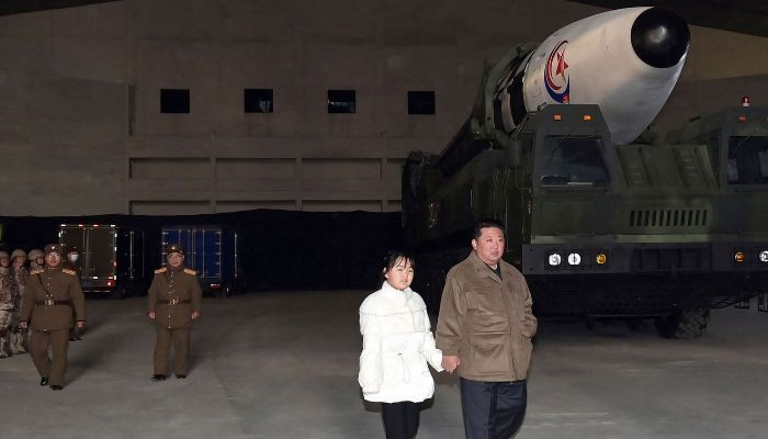 Kim, kızıyla birlikte Kuzey Kore ICBM fırlatmasını denetliyor