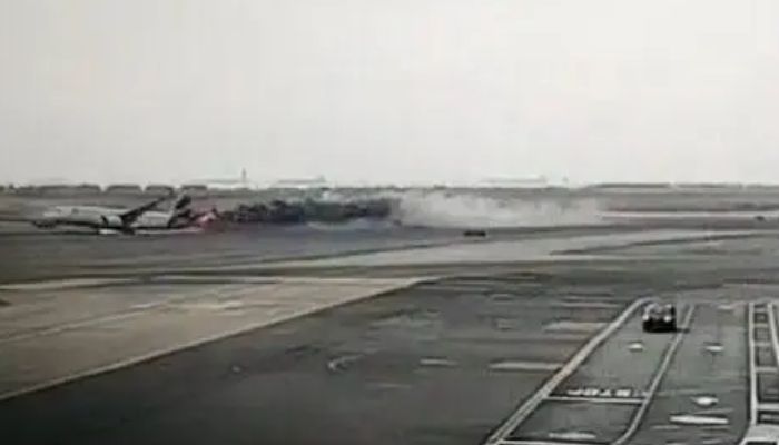 Bir LATAM Havayolları jeti, havalanmak üzereyken pistte bir itfaiye aracıyla çarpıştı.— Screengrab via Twitter