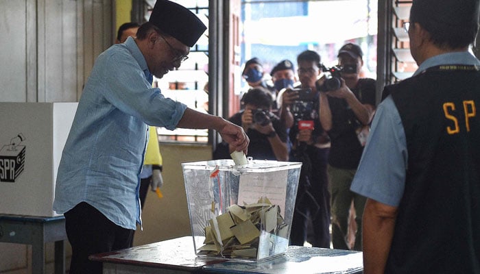 Pakatan Harapan'ın (Umut İttifakı) başkanı Malezya muhalefet lideri Anwar İbrahim, 19 Kasım 2022'de Malezya'nın Penang eyaleti Permatang Pauh'daki genel seçimler sırasında bir sandıkta oy kullandı. — AFP/File
