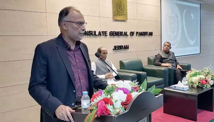 Minister of Planning, Development and Special initiatives Ahsan Iqbal speaks during a meeting with the Pakistani community at the Consulate General of Pakistan in Jeddah on November 20, 2022. — Twitter/@betterpakistan