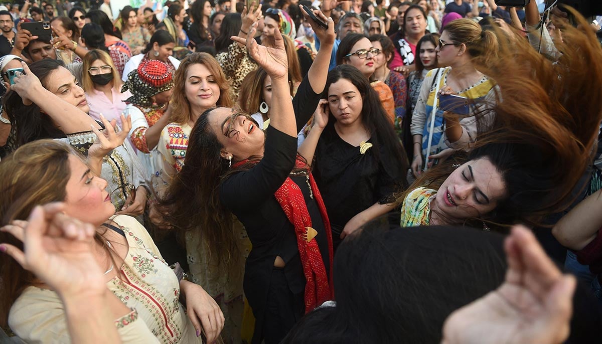 Pakistan'ın transseksüel topluluğu aktivistleri ve destekçileri, 20 Kasım 2022'de Karaçi'deki Moorat yürüyüşü sırasında bir araya geliyor. — AFP