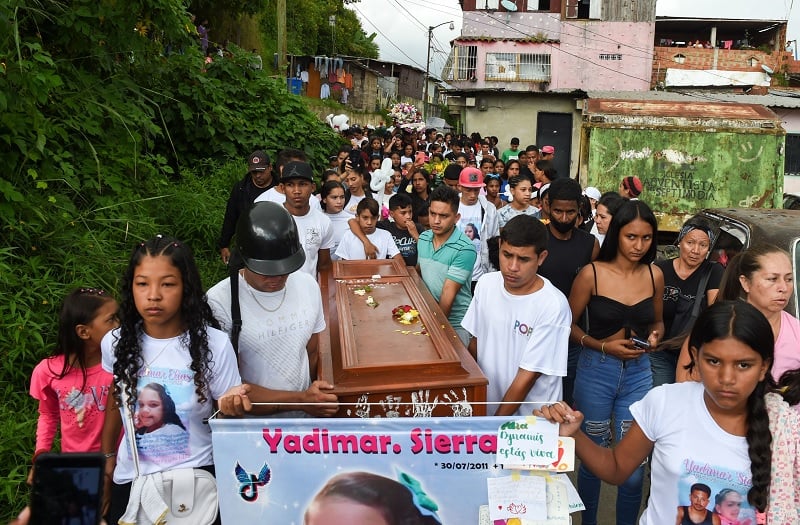Arkadaşları ve akrabaları, 21 Kasım 2022'de Karakas'taki Petare mahallesinden cenazesine giderken Yarimar Sierra'nın tabutunu Venezuela'nın Miranda eyaleti Guarenas'taki mezarlığa taşıyor.— AFP
