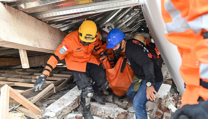 Endonezyalı 6 yaşındaki çocuk iki gün sonra deprem enkazından kurtarıldı