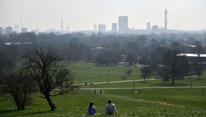 Foto d'archivio dei picnic a Primrose Hill mentre un avviso di alto inquinamento atmosferico è stato emesso per Londra il 24 marzo 2022.— AFP