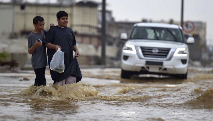 Suudi fırtınası okulları kapatırken iki kişi öldü, Mekke’ye giden ana yolu kesti