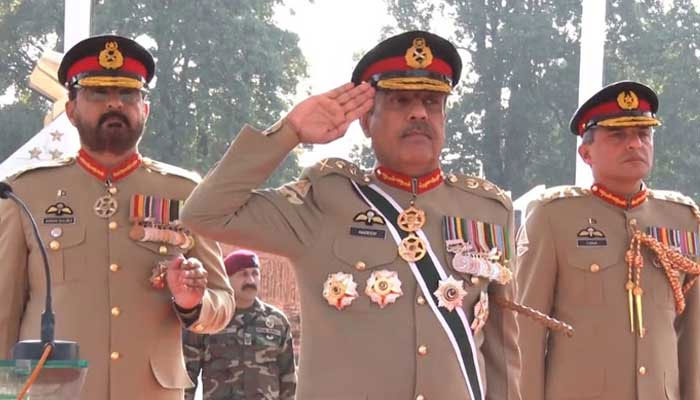 Outgoing Chairman Joint Chiefs of Staff Committee General Nadeem Raza (c) bids farewell to Joint Staff Headquarters. — ISPR