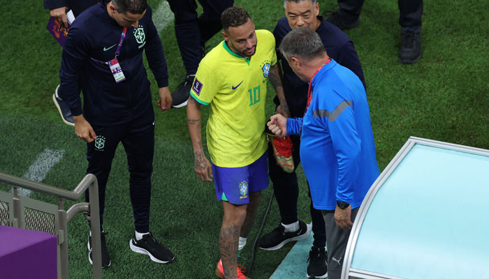Neymar ayak bileğinden sakatlanarak Brezilya’nın bir sonraki Dünya Kupası maçına katılamayacak