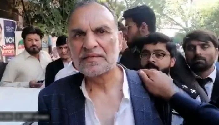 Eski federal bakan Azam Swati.  —Ekran yakalama