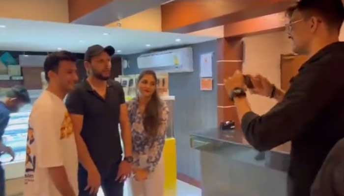 Pakistans former all-rounder poses with fans at a restaurant in Thailand. — Screengrab via Twitter/@SAfridiOfficial