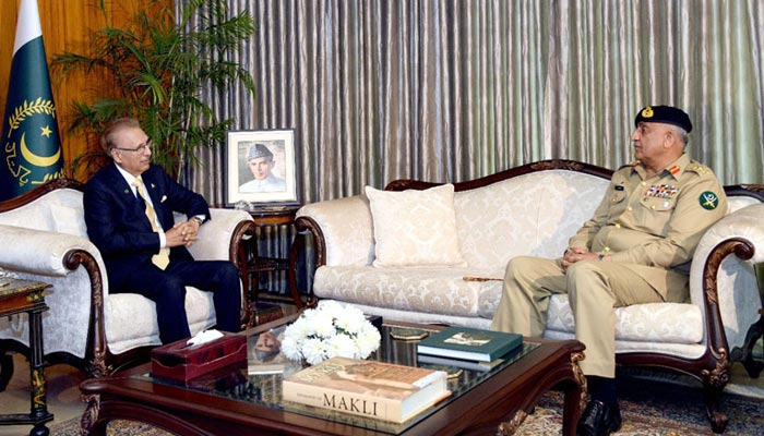 President Arif Alvi (left) meets Chief of Army Staff General Qamar Javed Bajwa at the Aiwan-e-Sadar in Islamabad on November 28, 2022. — Presidents Secretariat