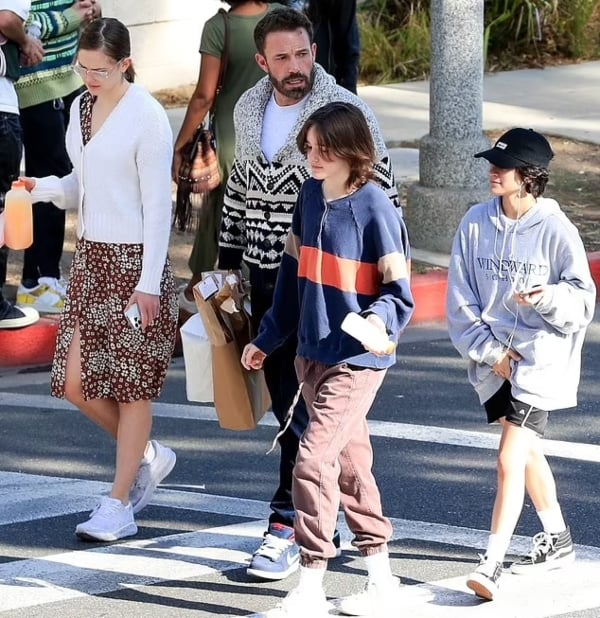 Ben Affleck takes his and Jennifer Lopez’s kids to Farmers Market in Beverly Hills
