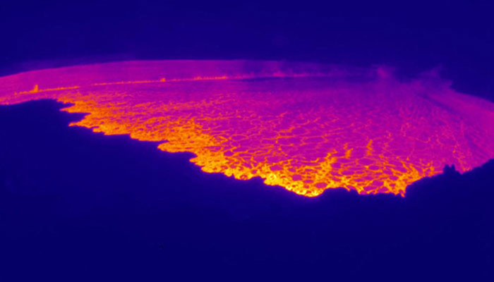 Dünyanın en büyüğü Hawaii yanardağı on yıllardır ilk kez patlıyor