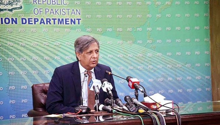 Senator Azam Nazeer Tarar addressing a press conference in Islamabad on August 31, 2022. — APP/File