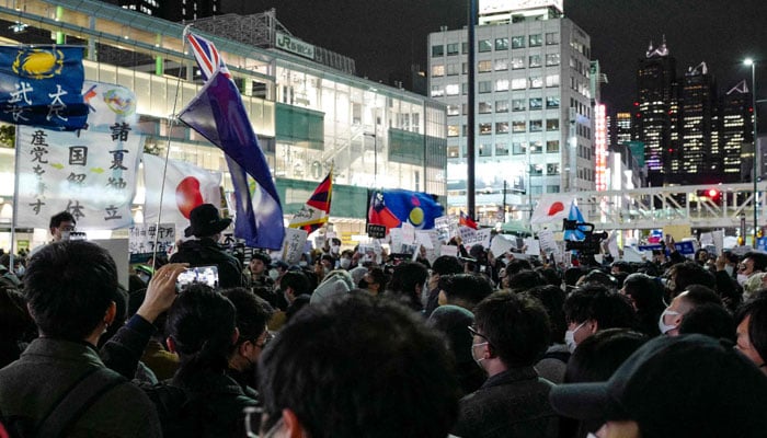 Japonya'daki Çinli sakinler ve destekçiler, 11.24 Urumçi yangını kurbanları için mum ışığı nöbetinin bir parçası olarak 30 Kasım 2022'de Tokyo'da Çin'in Sıfır Corona politikasını ve Çin Komünist Partisinin diktatörce yönetimini protesto etmek için bir miting düzenlediler.  — AFP/Dosya