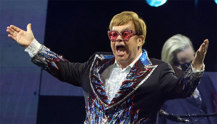 Elton John menjadi penampil utama Glastonbury di konser Inggris terakhir