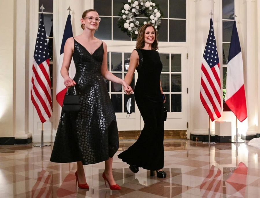 Jennifer Garner channels glam as she attends White House dinner with daughter Violet