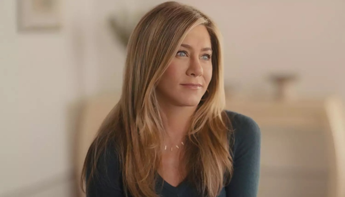 Jennifer Aniston gets her home ready for Christmas holiday