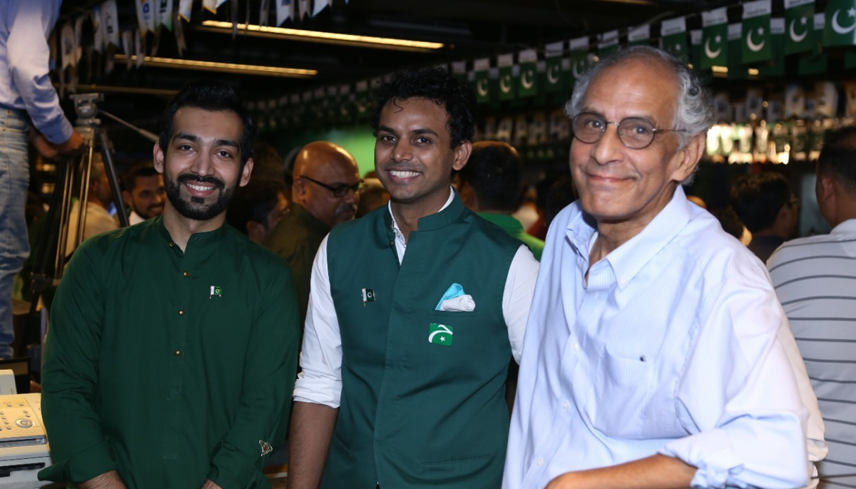 President of Geo and Jang Group Imran Aslam (right) poses along with Geo News anchorperson Mohammad Junaid (centre).