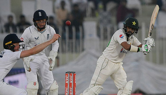Pakistan cazip Test hedefini kovalarken Shakeel 50’ye ulaştı