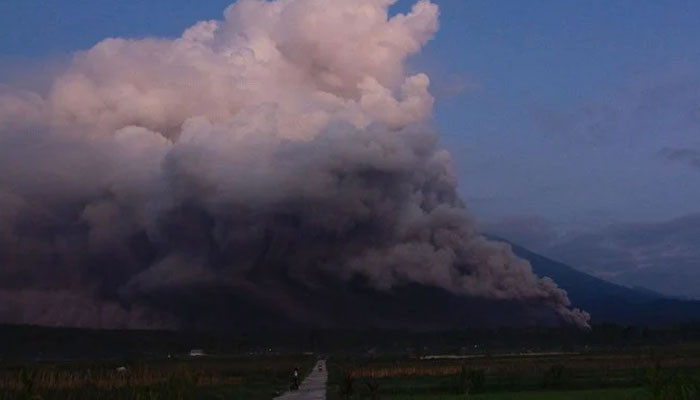 Endonezya’daki Semeru Dağı’nın patlamasından sonra daha fazla insan kaçtı