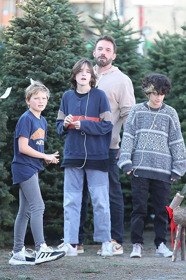 Jennifer Lopez, Ben Affleck pick Christmas tree with kids in L.A