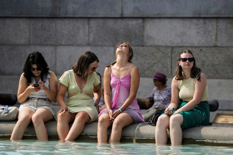 Avrupa bunaldı ve İngiltere'de sıcaklıklar ilk kez 40C'yi (104F) aştı.  — AFP