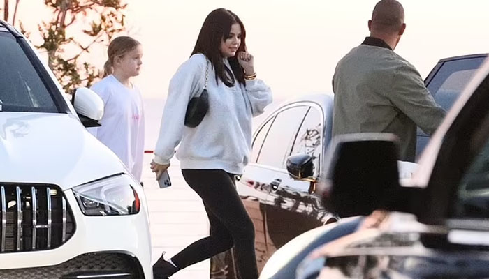 Selena Gomez grabs early dinner with new pals Brooklyn Beckham, Nicola Peltz