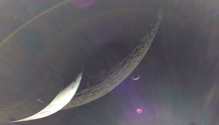 Ketapel pesawat ruang angkasa Orion NASA mengelilingi Bulan, menuju rumah