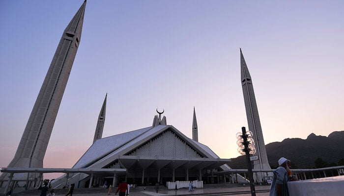 Pakistani Muslims wait to break their fast at Faisal Mosque in Islamabad on June 17, 2016. ─ AFP/File