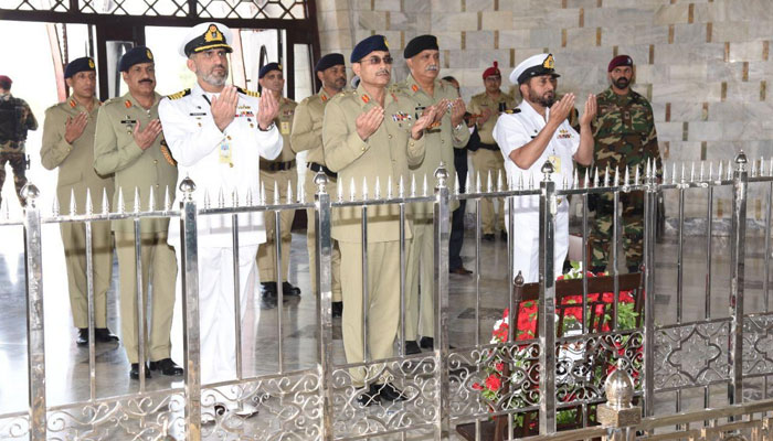 Chief of Army Staff General Asim Munir offering fateha at the mausoleum of Quaid-i-Azam Muhammad Ali Jinnah on December 7, 2022. — ISPR