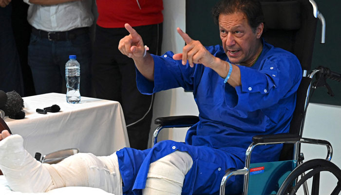 4 Kasım 2022'de çekilen bu fotoğrafta Pakistan'ın eski başbakanı Imran Khan, kendisine düzenlenen suikast girişiminden bir gün sonra Lahor'daki bir hastanede medya temsilcilerine sesleniyor.  — AFP/Dosya