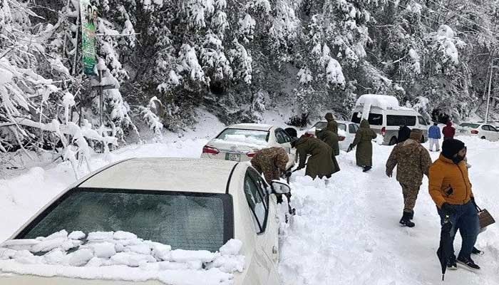 Several people were stranded in Murree due to heavy snowfall and ensuing road blockage in January 2022. — Online/File