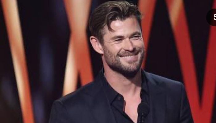 Russell Crowe presents AACTA award to Chris Hemsworth
